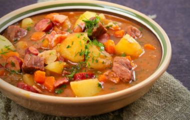 Бограч по-закарпатськи:🥘🪵🔥 класичний рецепт від місцевого м'ясника з Хуста