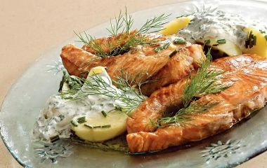 Лосось з картопляним салатом та соусом з м'яти