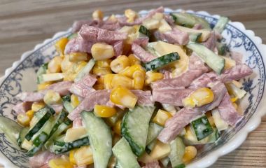 Салат с ветчиной кукурузой и сыром