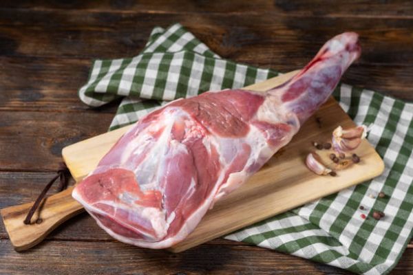 Теляча передня нога на кості